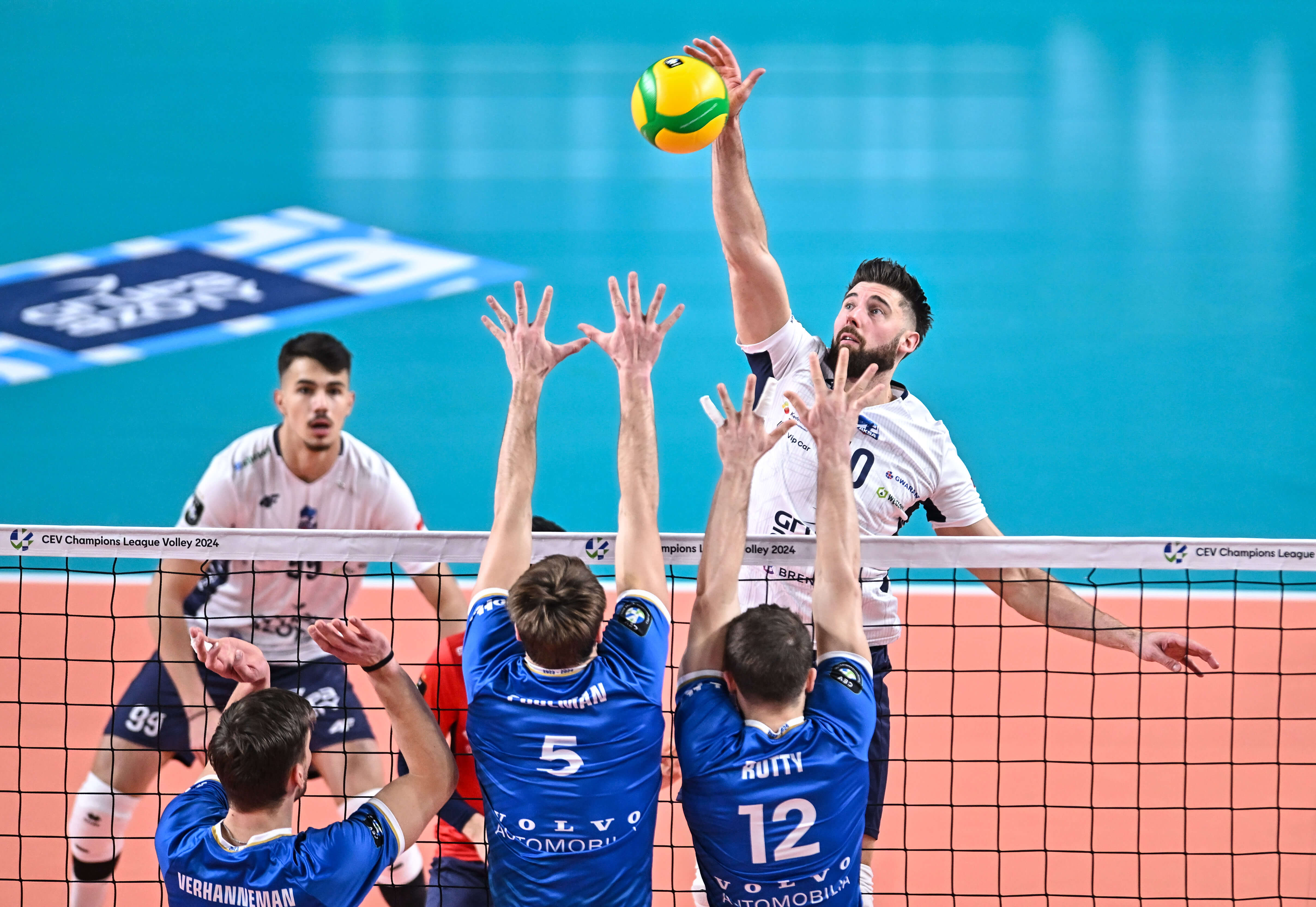 Liga Mistrzów: Jastrzębski w ćwierćfinale, Zaksa zagra w play-offie