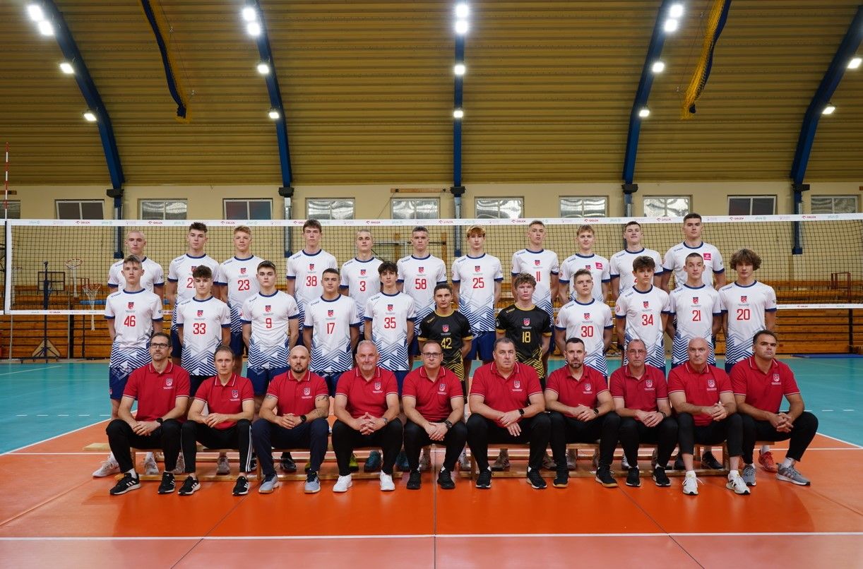 Reprezentacja Polski siatkarzy do lat 18, prowadzona przez trenera Jacka Nawrockiego, rozpoczęła zmagania w Mistrzostwach Europy